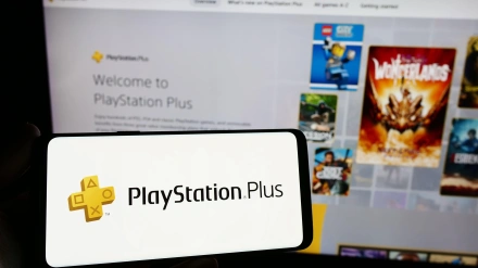 Teléfono inteligente con el logotipo de suscripción PlayStation Plus