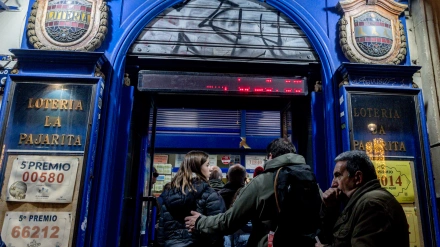 Gente comprando lotería para el Sorteo Extraordinario de ‘El Niño’, a 29 de diciembre de 2029, en Madrid (España).