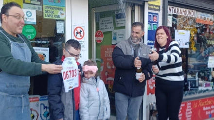 La familia Bustamante celebra el primer premio del Niño