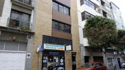 La Policía Nacional ha iniciado investigaciones sobre las circunstancias del fallecimiento de un hombre y una mujer de origen filipino aparecidos muertos este martes con signos de violencia en un domicilio de Las Palmas de Gran Canaria, según han confirmado a Efe fuentes de los cuerpos de seguridad. Aunque por el momento se desconocen más detalles sobre lo ocurrido, se ha averiguado que en el sistema de protección de víctimas de violencia machista Viogen consta una denuncia de la mujer contra el hombre, pero que en su momento fue archivada, han informado dichas fuentes. EFE/ Quique Curbelo