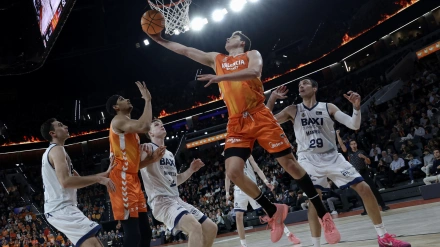 VALENCIA, 04/01/2026. - El pívot del Valencia Basket Jaime Pradilla (2d) entra a canasta durante el partido de la Liga Endesa de baloncesto ante el Valencia Basket que se disputa este domingo en el Roig Arena. EFE/Miguel Ángel Polo.