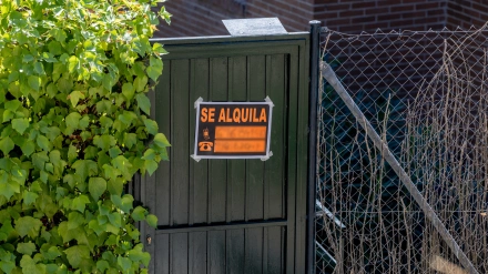 Un cartel que anuncia que se alquila una vivienda