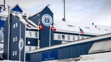 Una bandera estadounidense ondea frente al edificio del Comando Ártico en Nuuk, Groenlandia