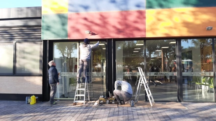 Alumnos de un programa mixto de empleo y formación reparan la fachada de un centro de personas con discapacidad en Lorca