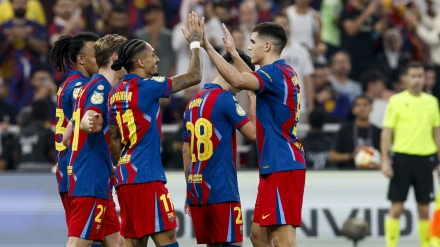 Raphinha celebra con sus compañeros su segundo gol en el Barcelona - Athletic de la semifinal de la Supercopa