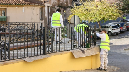 Alumnos de un programa de empleo y formación pintan mobiliario urbano, en una imagen de archivo