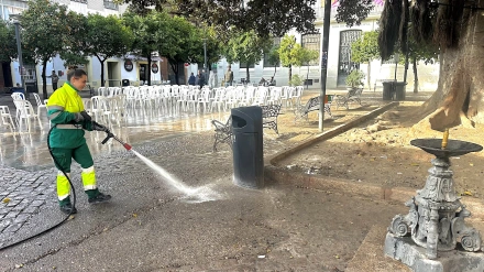 Limpieza tras las zambombas en Jerez