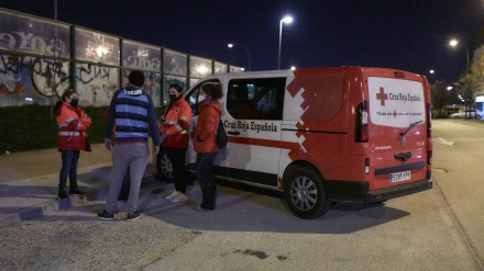 (Foto de ARCHIVO)Varios trabajadores de Cruz Roja conversan con un hombre sin hogar en el municipio madrileño de Getafe, Madrid (España), a 16 de febrero de 2021. Cruz Roja, a través del Programa de Atención a Personas Sin Hogar, colabora en la atención directa e inmediata de las personas que están en situación de calle entregándoles, no solo apoyo psicológico o asistencia sanitaria, si no también elementos básicos como café, comida, abrigo, y materiales de aseo e higiene. Con más de 2.500 voluntarios en 32 provincias, la organización quiere ofrecer a las personas sin hogar un servicio de proximidad que garantice una respuesta rápida 'in situ', frente a situaciones de emergencia social, actuando como puente entre la calle y la red de atención. A través de estas intervenciones, Cruz Roja Española ha atendido durante estos meses de pandemia a 16.500 personas.Jesús Hellín / Europa Press16 FEBRERO 2021;MADRID;GETAFE;COMUNIDAD DE MADRID;CRUZ ROJA;SINHOGARISMO;SIN HOGAR;AYUDA;SOLIDARIDAD;CALLE16/2/2021