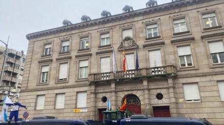Los agricultores y ganaderos llegaron a bloquear la puerta principal de la Subdelegación del Gobierno en Ourense