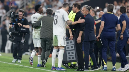 Tensión entre Vinicius y Simeone durante el cambio de Vinicius en la semifinal de la Supercopa de España