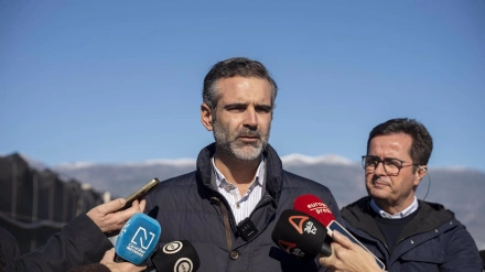 El consejero de Agricultura, Pesca, Agua y Desarrollo Rural de la Junta de Andalucía, Ramón Fernández-Pacheco, atiende a los medios durante su visita a una explotación agrícola en El Ejido (Almería).