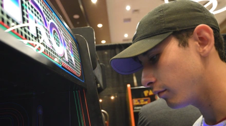 Fotografía recurso de joven jugando en los recreativos