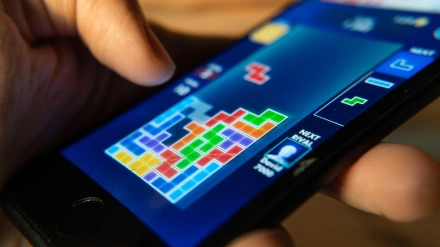 Imagen de recurso de un hombre jugando al Tetris