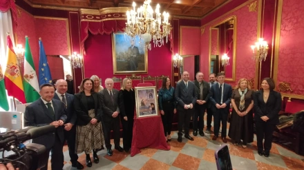 Algunas de las autoridades asistentes a la presentación del Cartel de la Semana Santa posan junto a la obra gráfica, su autor y presentador