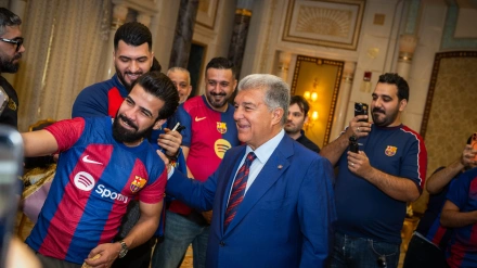 Joan Laporta, con seguidores del Barcelona en Yeda