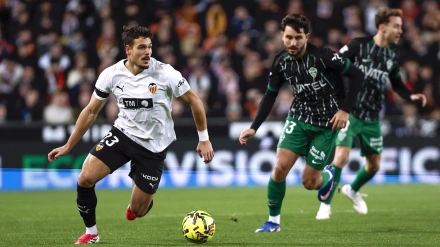 Ugrinic controla el balón ante la presión de Chust