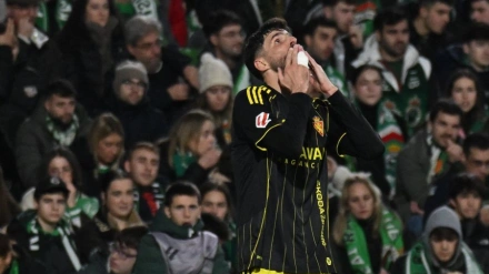Kenan Kodro, gran protagonista del partido, celebrando el primero de sus tres goles en Santander