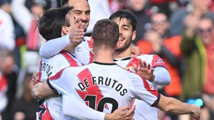 Los jugadores del Rayo Vallecano celebran el tanto de De Frutos.
