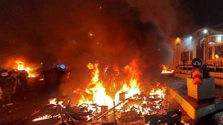 10 January 2026, Iran, Tehran: A police station is set on fire during protests in Tehran in response to worsening economic conditions. Photo: -/ZUMA Press Wire/dpa10/1/2026 ONLY FOR USE IN SPAIN