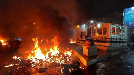 Una comisaría de policía arde durante las protestas en Teherán, Irán.