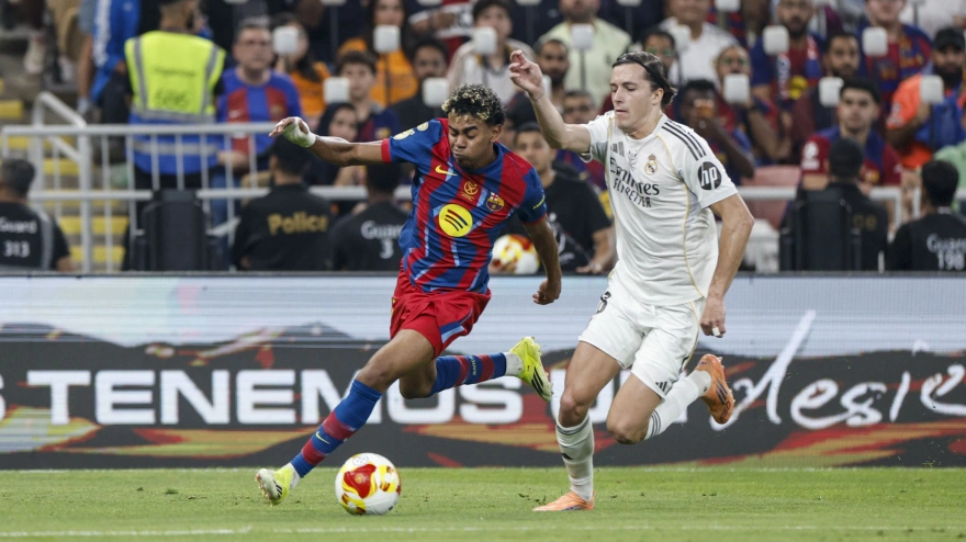 Lamine Yamal y Carreras, durante la final de la Supercopa entre el Barcelona y el Real Madrid