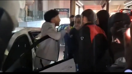 Mojica discute con algunos aficionados en Son Moix