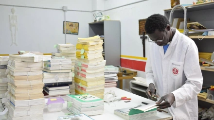 Imagen de uno de los talleres de encuadernación de Cáritas Diocesana de Granada