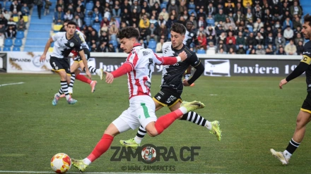 Merchán, jugador del Zamora CF, en el duelo ante Unionistas