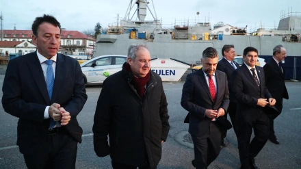 Hereu, segundo por la izquierda, durante su llegada a Navantia Ferrol