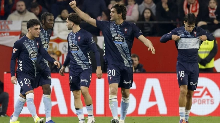 Marcos Alonso celebra su gol en el Sevilla - Celta de Vigo