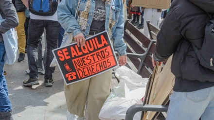 Los ciudadanos españoles han salido a la calle este sábado en una multitudinaria jornada de protesta contra la crisis de vivienda que afecta al país.