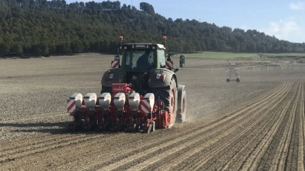 Socio-de-ACOR-sembrando-remolacha-en-las-inmediaciones-de-Olmedo-Mediana