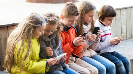 Un grupo de niños con teléfonos móviles