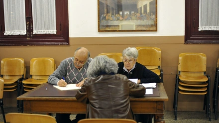 Dos personas mayores haciendo su testamento