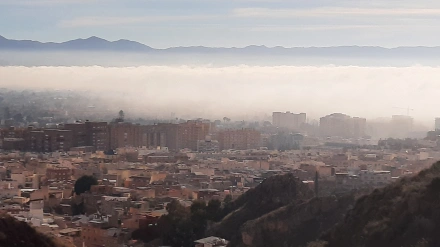 Un denso banco de niebla, a mediodía sobre el casco urbano de Lorca