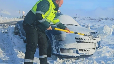 Un agente de la Guardia Civil de Zamora retira nieve del coche
