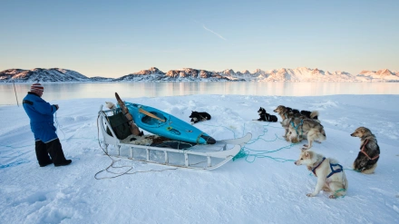 Un trineo descansa en Groenlandia