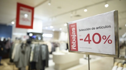 Clientes en una tienda durante el primer día de rebajas de invierno