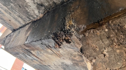 Alberto Gutiérrez Alberca, concejal de movilidad, ante las grietas localizadas en Arco de Ladrillo