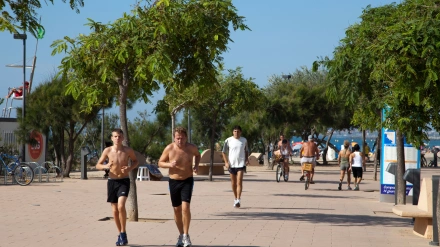 Gente corriendo en el paseo marítimo de Roses Emporda Catalunya