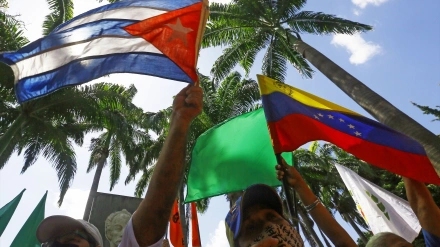 Los pueblos ondean una bandera cubana y venezolana