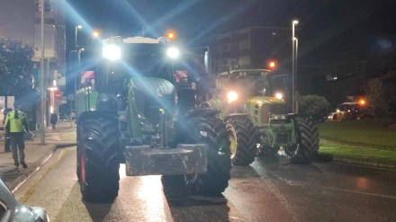 La pasada noche siguieron llegando tractores a la ciudad de Lugo