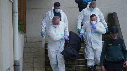 Operarios sacan el cuerpo del fallecido, a 14 de enero de 2026, en Oleiros, A Coruña, Galicia (España)