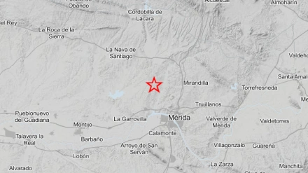 El Instituto Geográfico Nacional ha registrado un terremoto en la zona de Mérida, concretamente al norte de las localidades de Esparragalejo y Proserpina. El seísmo se ha producido durante la madrugada de este miércoles, según los datos oficiales facilitados por el organismo. El movimiento sísmico se ha localizado en la latitud 38.9941 y longitud -6.4116, alcanzando una magnitud de 1,8 mbLg en la escala de Richter. Se trata de un temblor de baja intensidad, habitual dentro de los registros que se producen de forma puntual en la región. Extremadura no es una comunidad especialmente propensa a la actividad sísmica, y los terremotos que se detectan suelen presentar magnitudes reducidas, sin consecuencias relevantes para la población ni para las infraestructuras. En este caso concreto, no consta que el seísmo haya sido percibido por los ciudadanos ni que haya provocado daños materiales en la zona afectada.