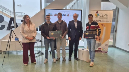 Álvaro y Víctor en el momento de recibir el premio UCLM Emprende