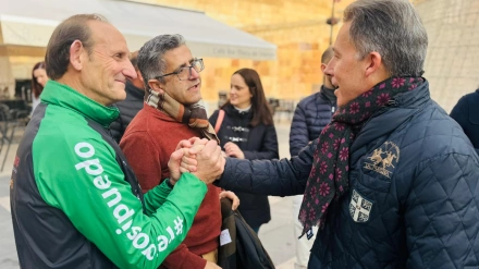 Fulgencio Gil, saludando a integrantes del club lorquino