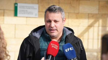 El tío y portavoz de la familia de Sandra Peña, Isaac Villar, tras la reunión en la Consejería de Desarrollo Educativo.