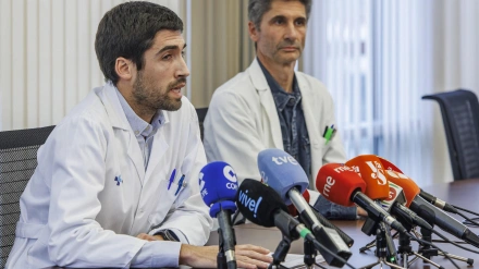 El gerente del Hospital Universitario de Burgos, Carlos Cartón, y el jefe del servicio de oncología, Enrique Lastra