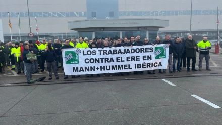 Los trabajadores de Mann + Hummel Ibérica se concentran a las puertas de la empresa