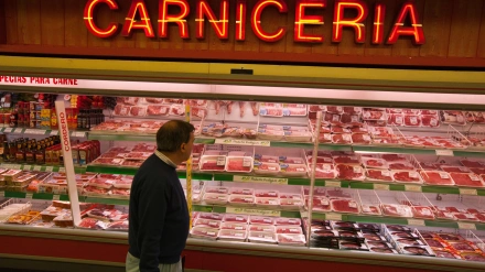 Carne fresca en una carnicería España.